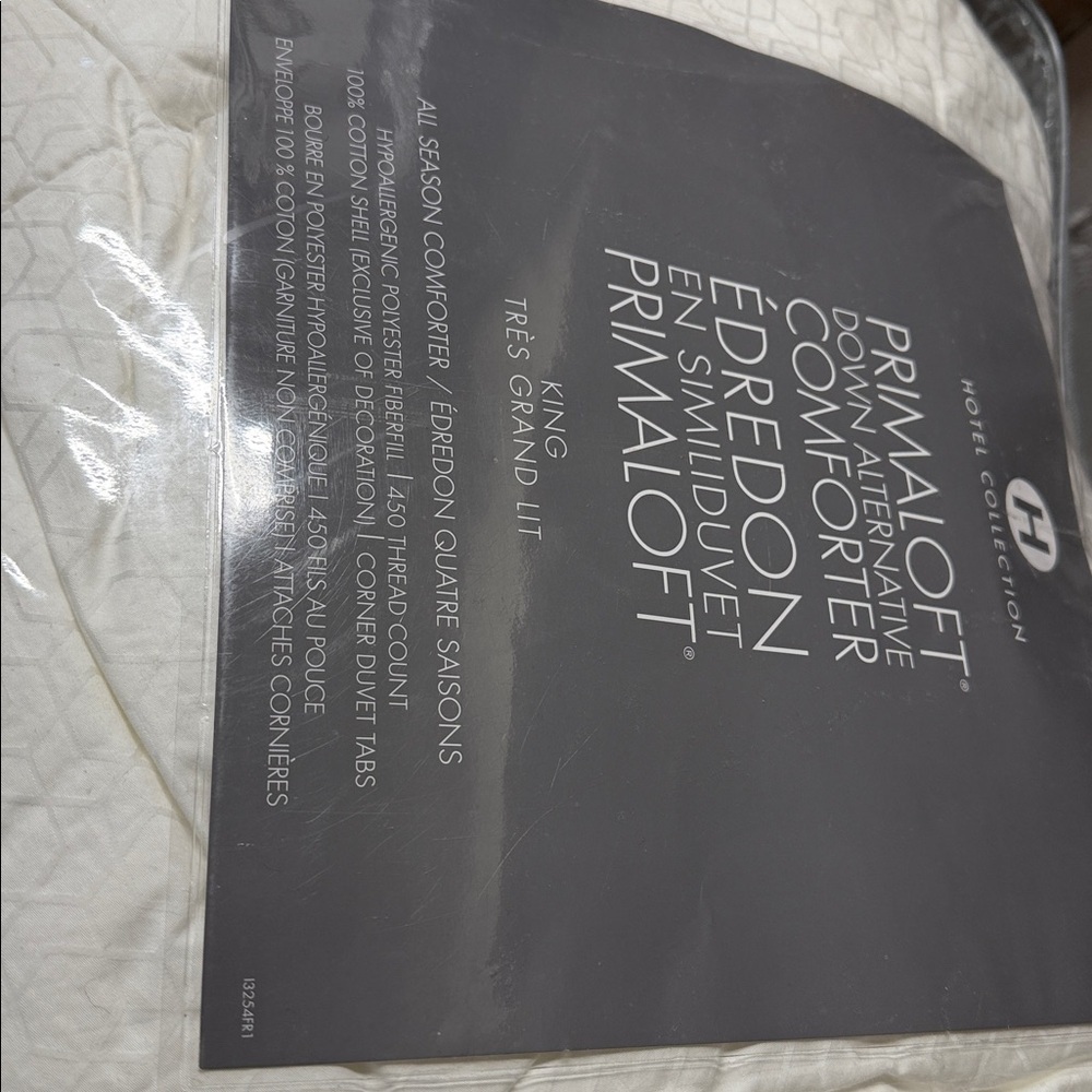 Hotel Collection
Primaloft Hi Loft Down Alternative Comforter. King - Picture 2 of 4